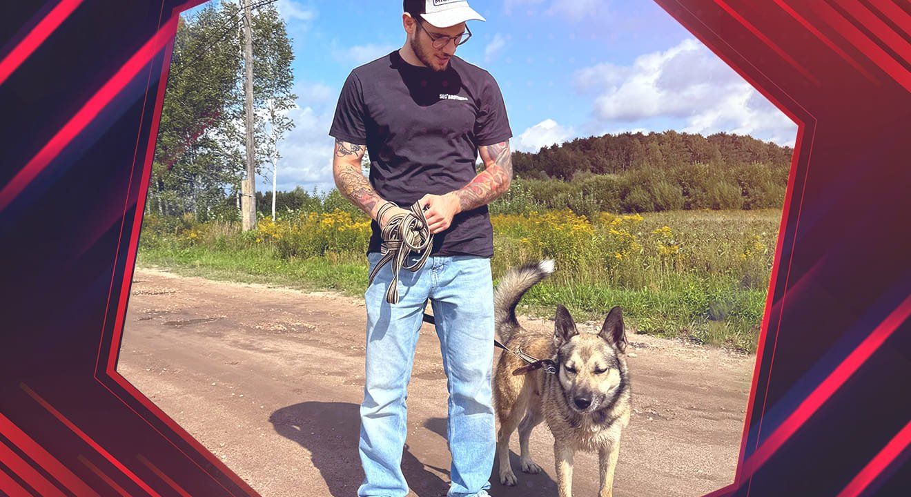 Jevgenijs 'El Huracán' Aleksejevs de visita en un refugio de animales